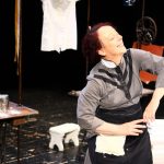 Scintille di Laura Sicignano con Laura Curino al Teatro Cargo di Genova