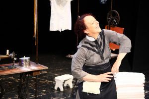 Scintille di Laura Sicignano con Laura Curino al Teatro Cargo di Genova