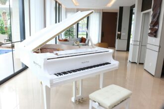 Un pianoforte a coda bianco, simbolo di eleganza e ispirazione musicale - Foto di Ria Nurul Kamariah U