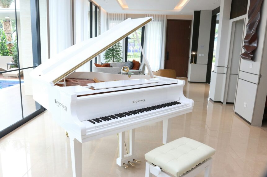 Un pianoforte a coda bianco, simbolo di eleganza e ispirazione musicale - Foto di Ria Nurul Kamariah U