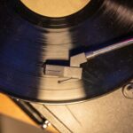 Disco in vinile su giradisco - Foto U+