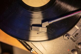 Disco in vinile su giradisco - Foto U+