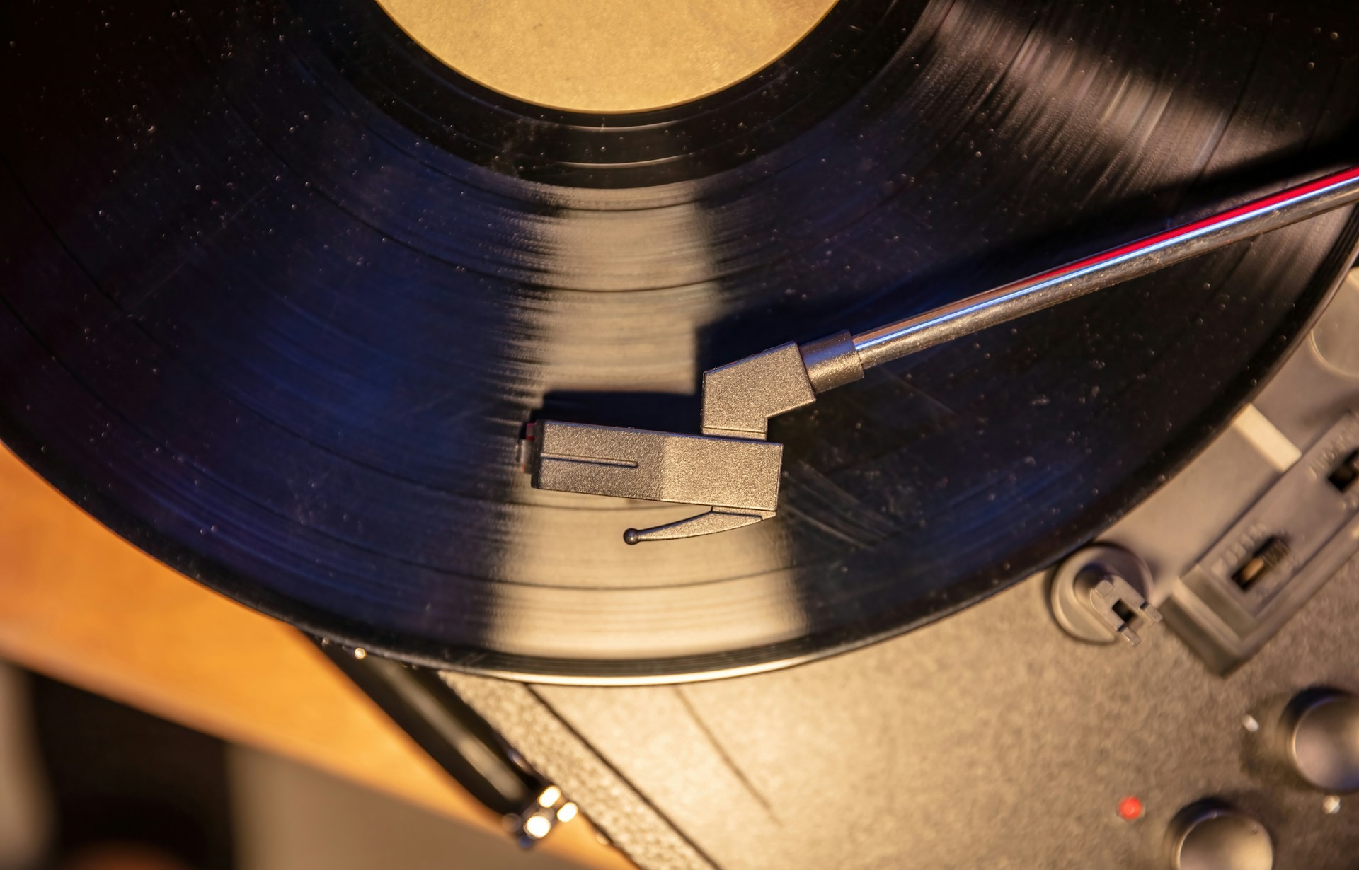 Giradischi con disco in vinile - Foto U+