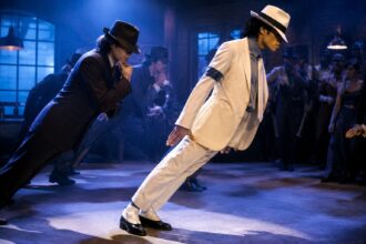 Figura ispirata a Michael Jackson in abito bianco durante il celebre anti-gravity lean di Smooth Criminal